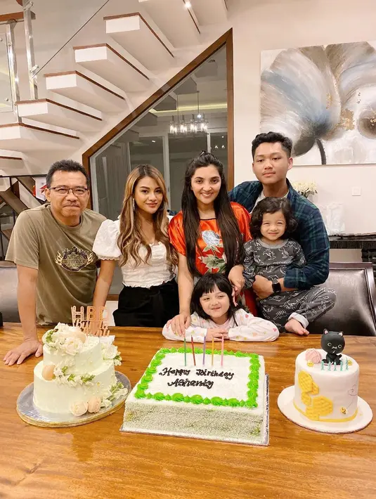 Lebih lanjut Anang mengatakan, kalau memang Aurel merasa bahagia, ia pun mempersilakan untuk terus menjalaninya. Pasalnya Anang merasa memang tak bisa melarang hubungan anaknya dengan Atta. (Instagram/aurelie.hermansyah)