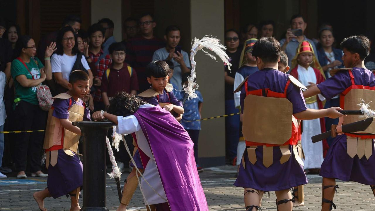 Anak-anak tampilkan drama penyaliban Yesus Kristus saat peringati Jumat Agung