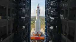 Roket Long March 5 saat dipersiapkan di Pusat Peluncuran Satelit Wenchang di Provinsi Hainan, Tiongkok, Kamis (3/11). Roket ini memiliki tinggi 62 meter dan berat sekitar 800 ton. (REUTERS/Daily Mail)