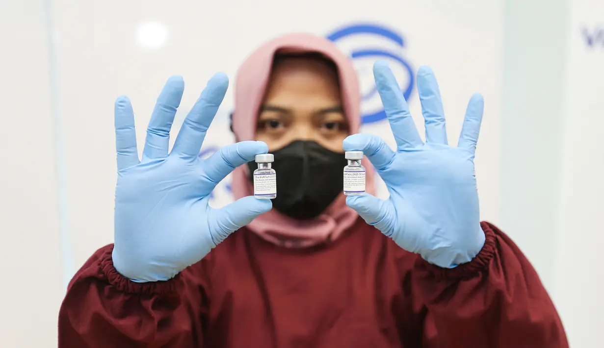 <p>Petugas medis menunjukan dua vaksin pada acara Vaksinasi Merdeka Booster di Grha Asuransi Astra, Jakarta Sabtu (23/04/2022). Asuransi Astra bekerja sama dengan Ditbinmas Polda Metro Jaya mendukung percepatan vaksinasi booster dengan menyediakan 500 vaksin booster untuk karyawan, keluarga karyawan, hingga masyarakat umum  yang akan mudik lebaran. (Liputan6.com/Fery Pradolo)</p>
