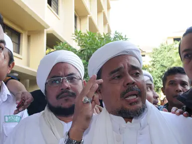 Ketua FPI Habib Rizieq tiba menghadiri gelar perkara terbuka terbatas kasus dugaan penistaan agama oleh Basuki T Purnama di Gedung Rupatama, Mabes Polri, Jakarta, Selasa (15/11). Rizieq menjadi saksi ahli dari pihak pelapor. (Liputan6.com/Helmi Afandi)