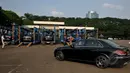 Penampakan mobil jenis Mercy E – 400 disiapkan Pemerintah untuk  membawa para Kepala Negara dalam rangkaian acara Konferensi Asia Afrika (KAA) ke-60 di Kota Jakarta dan Bandung, Jakarta, Kamis (16/4/2015). (Liputan6.com/Johan Tallo)
