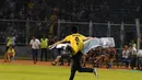 Salah satu suporter yang menyaksikan laga persahabatan ISL All Stars vs Juventus nekat memasuki lapangan Stadion GBK, Jakarta, (6/8/2014). (Liputan6.com/Helmi Fithriansyah)