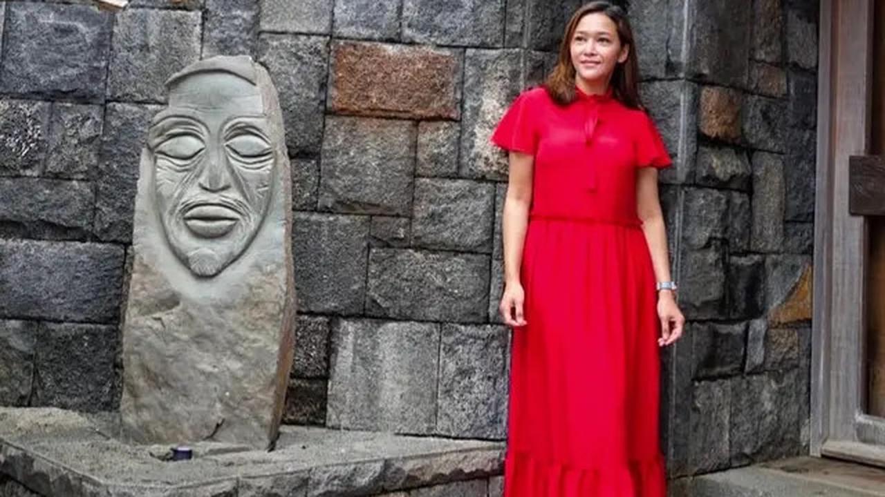 Pesona Maia Estianty Pakai Busana Warna Merah, Tampil Elegan dan Berani