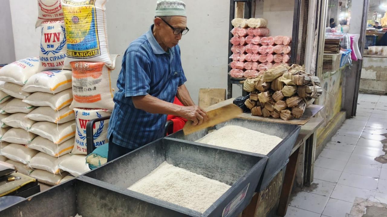 Lirih Pedagang Bandung Bertahan di Tengah Pasar Beras yang Tak Memihak dan Suramnya Ekonomi
