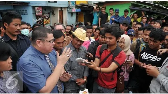 Pentolan Kalijodo Abdul Azis alias Daeng Azis ditangkap jajaran Polrestro Jakarta Utara. Azis ditangkap atas tudingan pencurian listrik. Saat Ditangkap Daeng Aziz Berada di sebuah rumah kos di Jakarta Pusat.