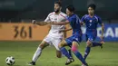 Striker Palestina, Shehab Qumbor, berusaha mengamankan bola saat melawan Taiwan pada laga Grup A Asian Games di Stadion Patriot, Jawa Barat, Jumat (10/8/2018). Kedua negara bermain imbang 0-0. (Bola.com/Vitalis Yogi Trisna)