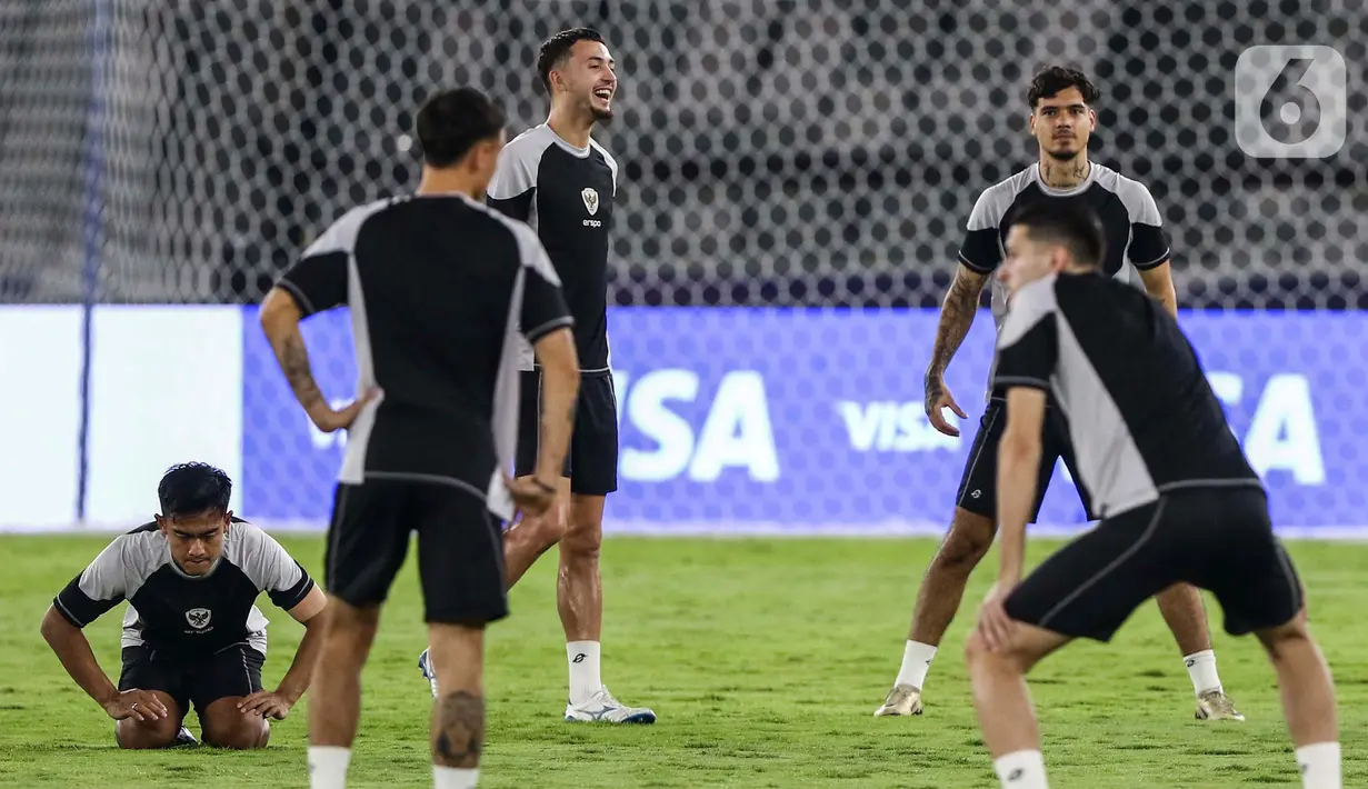 Skuad Garuda melakukan sesi latihan resmi jelang bertanding melawan Arab Saudi pada Selasa 19 November 2024. (Liputan6.com/Angga Yuniar)