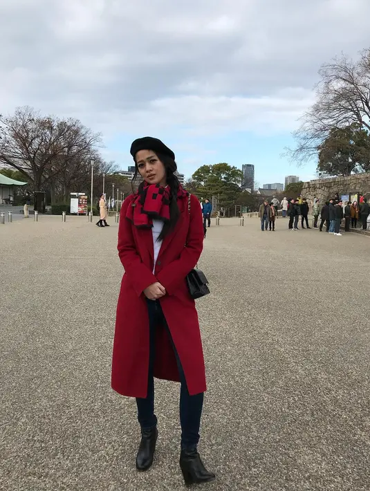 Kalau yang satu ini saat Gracia liburan ke Jepang saat akhir tahun kemarin. Stylish banget gayanya. Ia memakai celana jeans, atasan putih dan dipadukan dengan outer berwarna merah serta syalnya. (Instagram/graciaz14)
