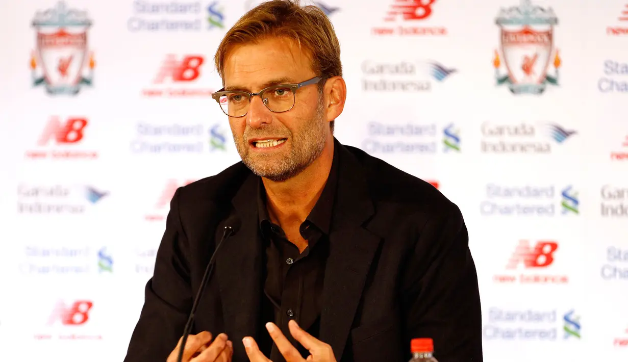 Jurgen Klopp saat melakukan konferensi pers di Anfield, Liverpool, Jumat (9/10/2015).sempat muncul nama Carlo Anceloti sebagai pengganti Brendan Rodgers yang dipecat usai pertandingan lawan Everton. (Reuters/Craig Brough)