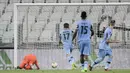 Pemain Lazio Ciro Immobile (kedua kiri) mencetak gol ke gawang Juventus pada pertandingan Serie A di Allianz Stadium, Turin, Italia, Senin (20/7/2020). Dua gol Ronaldo membawa Juventus menang 2-1. (Marco Alpozzi/LaPresse via AP)