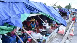Para korban banjir tinggal di dalam tenda yang didirikan di pinggir sebuah jalan di Distrik Mongkul Borey, Provinsi Banteay Meanchey, Kamboja, pada 21 Oktober 2020. Sejauh ini banjir bandang di Kamboja telah merenggut 34 jiwa dan memaksa puluhan ribu orang dievakuasi. (Xinhua/Li Lay)