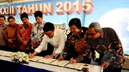 Menteri Lingkungan Hidup dan Kehutanan, Siti Nurbaya bersama Mendagri, Tjahjo Kumolo menandatangani kesepakatan revitalisasi di peringatan Hari Air Dunia ke XXIII tahun 2015 di Taman Kota Waduk Pluit, Jakarta (9/5/2015). (Liputan6.com/Andrian M Tunay)