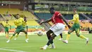 Gelandang Manchester United, Paul Pogba, menendang bola saat melawan Norwich City pada laga Piala FA di Carrow Road, Norwich, Sabtu (27/6/2020). Manchester United menang 2-1 atas Norwich City. (AP/Emi Buendia)