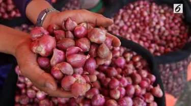  Harga bawang, baik bawang merah dan putih mulai naik di pasar tradisional. Harga bawang merah saat ini mencapai Rp 32 ribu per kilogram (kg), sementara harga bawang putih mencapai Rp 60 ribu per kg.