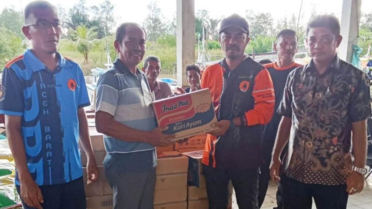 BPBD Aceh Barat Salurkan Ratusan Paket Bantuan untuk Nelayan Korban Banjir