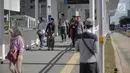 Aktivitas penumpang di Halte Bus Transjakarta Bundaran Hotel Indonesia (HI), Jakarta, Senin (25/3). Halte Bundaran HI menjadi halte Transjakarta pertama yang terintegrasi fisik secara langsung dengan stasiun Moda Raya Terpadu (MRT). (Liputan6.com/Faizal Fanani)