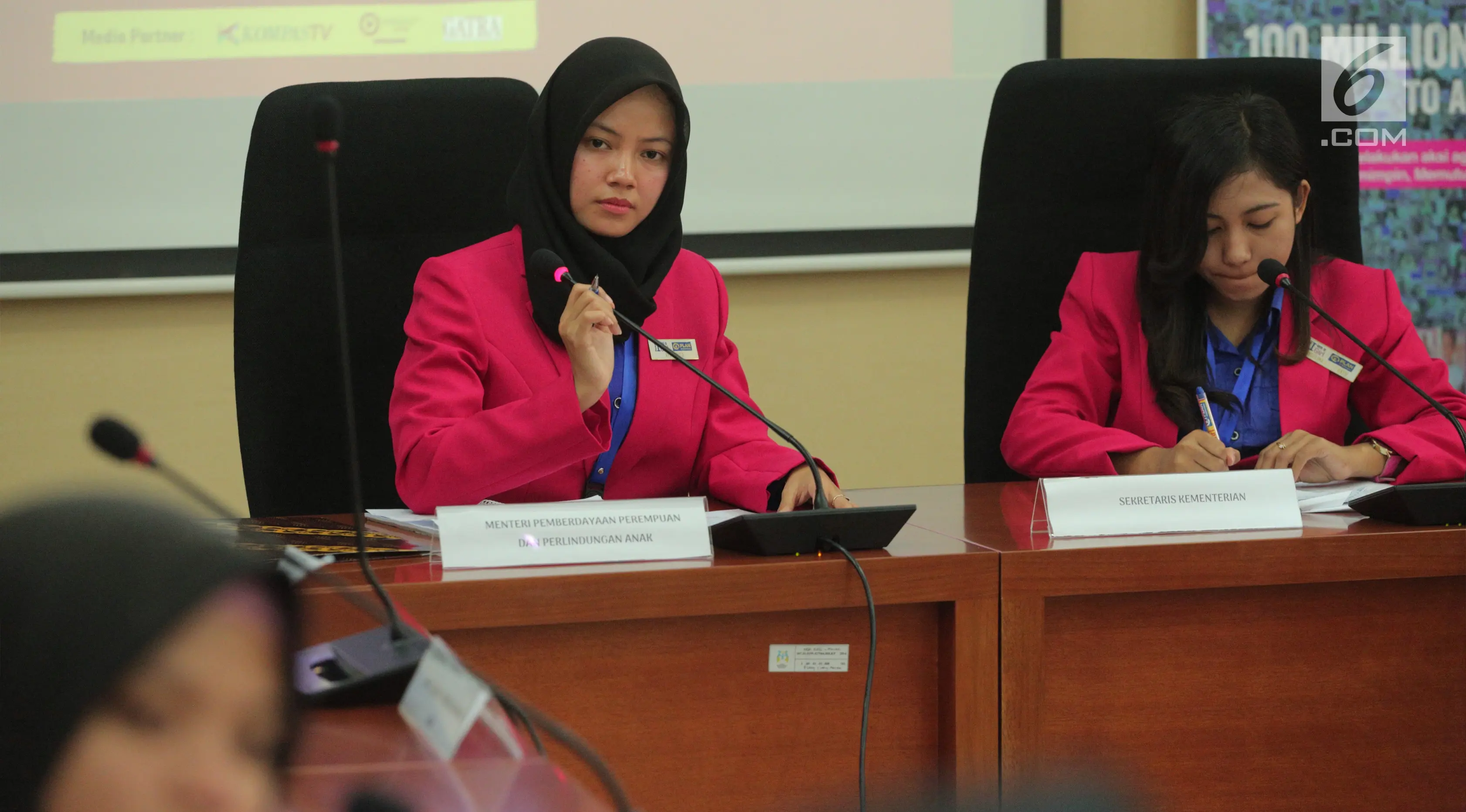 Sejumlah pelajar mengikuti kegiatan diskusi Sehari Jadi Menteri dalam memperingati Hari Anak Perempuan Internasional di Jakarta, Rabu (11/10). (Liputan6.com/Faizal Fanani)