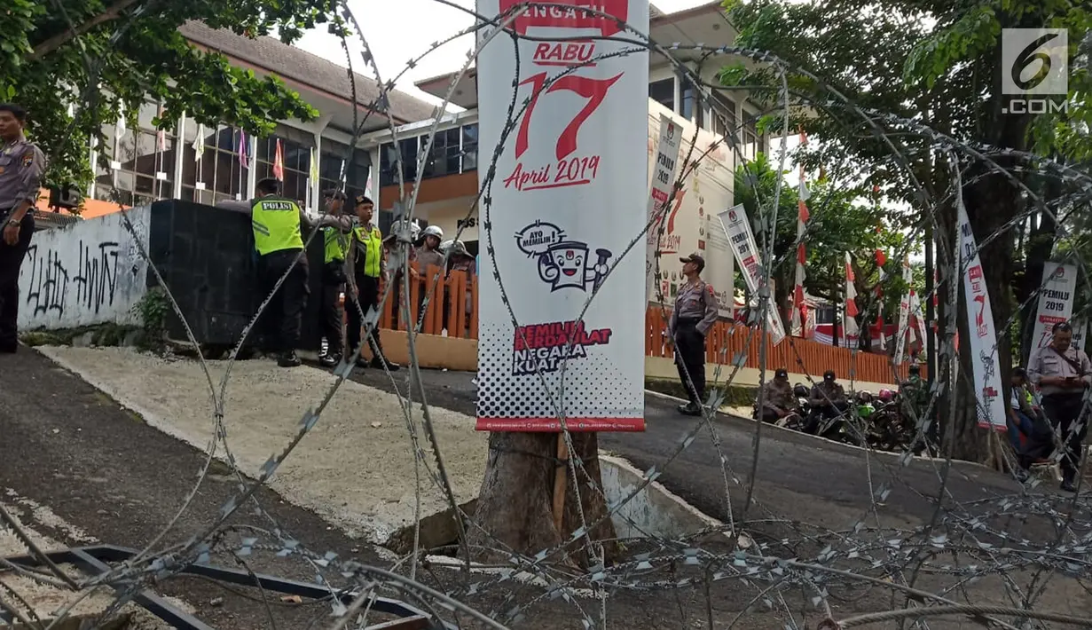 Ratusan massa mengelar aksi di Perempatan Jalan Pahlawan Semarang,  Jumat (10/5). Mereka menuntut kejujuran penghitungan suara KPU pada Pemilu 2019. (Liputan6.com/Gholib)
