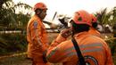 Petugas pertahanan sipil Kolombia bersiap mengevakuasi Puing pesawat penumpang Douglas DC-3 yang jatuh di provinsi dataran Kolombia, Meta, San Martin, Kolombia (9/3). Sebanyak 12 penumpang di dalamnya tewas. (Reuters/Santiago Molina)