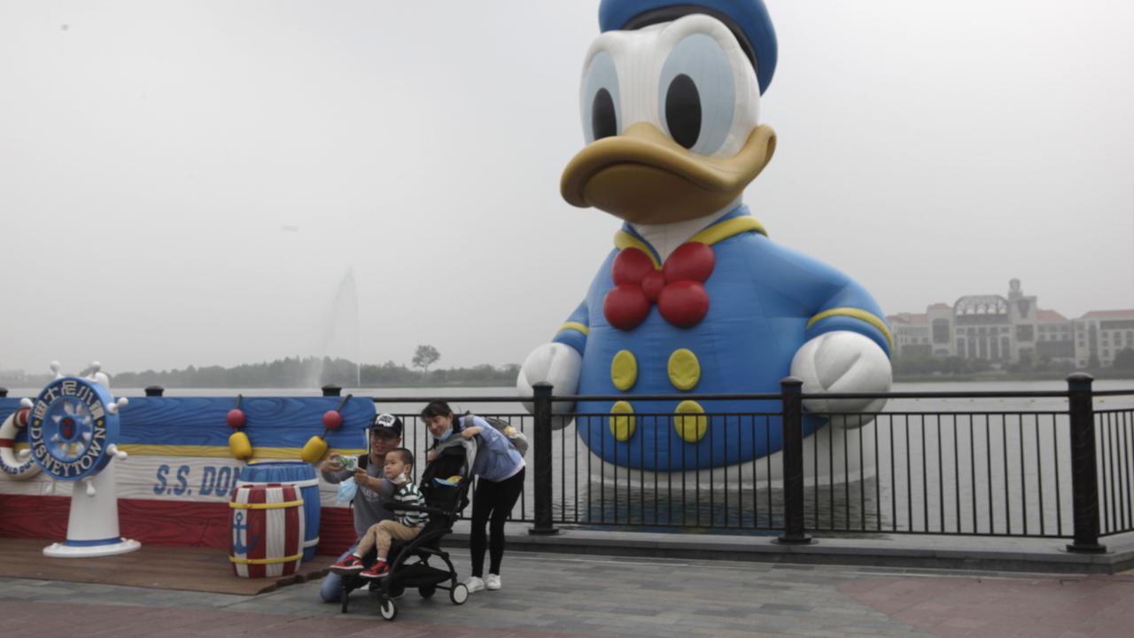 FOTO: Kembali Dibuka, Disneyland Shanghai Diserbu Wisatawan