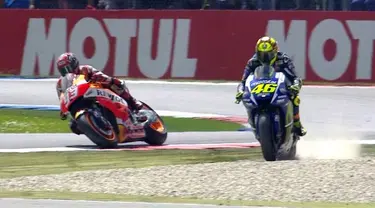 Kemenangan Valentino Rossi saat menghadapi  Marc Marquez berlaga di motor MotoGP di Grand Prix Belanda mengundang pro dan kontra.Rossi dituding curang karena memotong jalur di lap terakhir balapan di Sirkuit Assen,pada hari sabtu 27 juni 2015.Marquez...