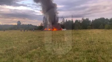 Lokasi jatuhnya jet pribadi di dekat desa Kuzhenkino, Wilayah Tver, Rusia, Kamis, 24 Agustus 2023. (Ostorozhno Novosti via AP)