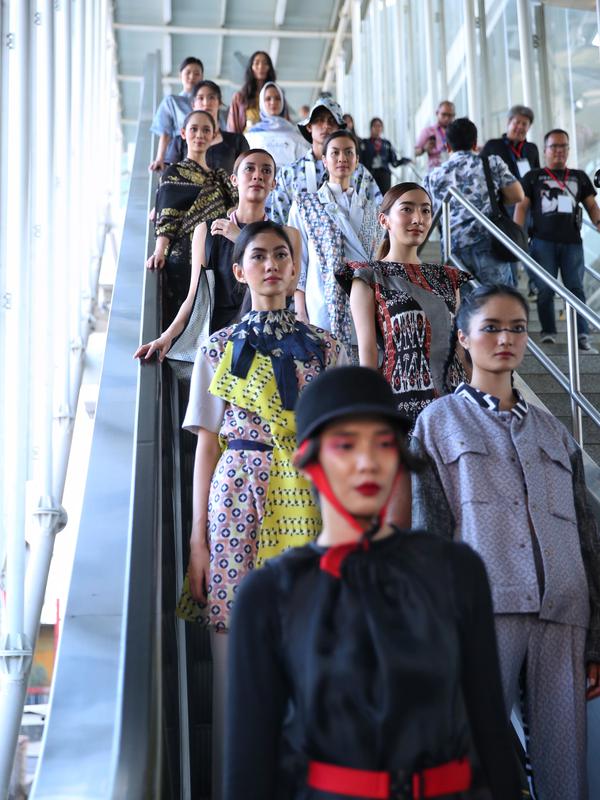 Fashion show JFFF 2019 di LRT Jakarta (Fimela.com/Adrian Putra)