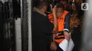 Bupati Pati, Sudewo dikawal petugas sesaat memasuki ke dalam mobil tahanan usai menjalani pemeriksaan intensif di Gedung Merah Putih Komisi Pemberantasan Korupsi (KPK), Jakarta, Selasa (20/1/2026). (Liputan6.com/Helmi Fithriansyah)