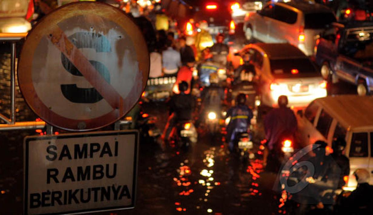 Banjir setinggi 20-40 cm membuat lalu lintas di Jalan Daan Mogot, Jakarta, lumpuh, Senin (9/2/2015) malam. (Liputan6.com/Faisal R Syam)