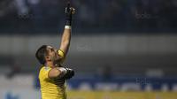 Kiper Persija, Andritany Ardhiyasa, merayakan gol ke gawang Persib pada laga Liga 1 di Stadion GBLA Bandung, Jawa Barat, Sabtu (22/7/2017). Kedua klub bermain imbang 1-1. (Bola.com/Vitalis Yogi Trisna)