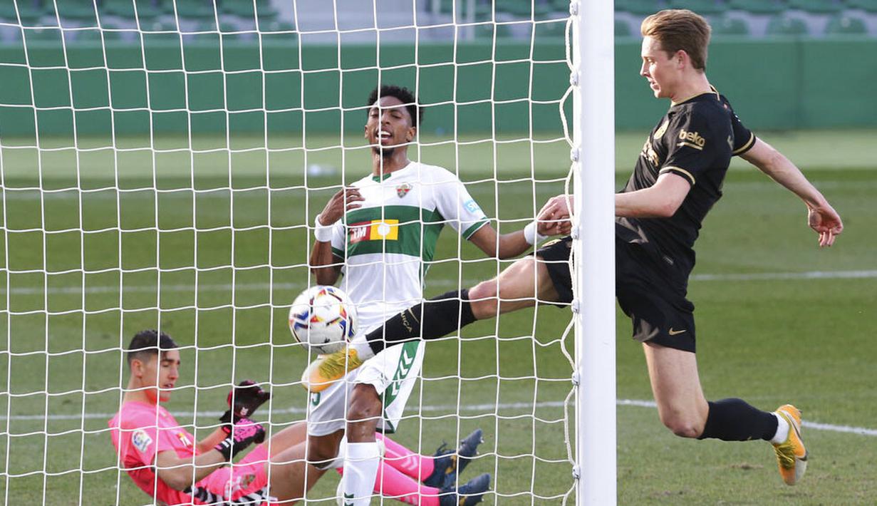 Gelandang Barcelona, Frenkie de Jong, mencetak gol ke gawang Elche pada laga Liga Spanyol di Stadion Manuel Martinez Valero, Minggu (24/1/2021). Barcelona menang dengan skor 2-0. (AP/Alberto Saiz)
