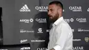 Legenda AS Roma, Daniele De Rossi bersiap mengumumkan pensiun dalam konferensi pers di Buenos Aires, Senin (6/1/2020). Daniele De Rossi mengakhiri kiprah profesionalnya sepanjang 18 tahun dimana Kklub terakhir yang ia bela adalah Boca Juniors. (Enrique SANTOS / AFP)