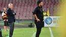 Pelatih Napoli, Carlo Ancelotti (kiri) dan pelatih AC Milan, Gennaro Gattuso melihat para pemainnya bertanding pada lanjutan Liga Serie A Italia di San Paolo Stadium, Naples (25/8). Napoli menang tipis atas Milan 3-2. (AFP Photo/Alberto Pizzoli)