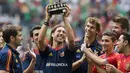 Bek Spanyol Sergio Ramos memegang Trofi Bicentenary setelah pertandingan persahabatan internasional di Stadion Aztec, di Mexico City, pada 11 Agustus 2010. Bek PSG itu masih mencoba berharap bisa kembali ke Timnas Spanyol saat Luis De la Fuente menggantikan Enrique. Namun, takdir berkata lain dan Ramos masih juga tak dilirik. (AFP/LUIS ACOSTA)