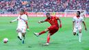 Pemain Persija Jakarta, Maxwell Souza, melepaskan tendangan ke gawang Malut United pada laga pekan ke-3 BRI Super League di Jakarta International Stadium, Sabtu (23/8/2025) sore WIB. (Bola.com/M. Iqbal Ichsan)