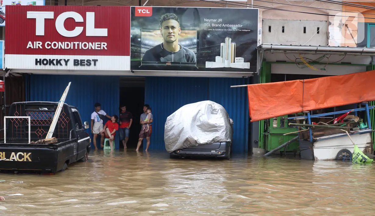 Aktivitas karyawan pertokoan di Jalan KH Hasyim Ashari, Ciledug, Tangerang, Kamis (2/1/2020). Banjir yang melanda Ciledug dan sekitarnya membuat aktivitas perekonomian di kawasan tersebut lumpuh sementara. (Liputan6.com/Angga Yuniar)