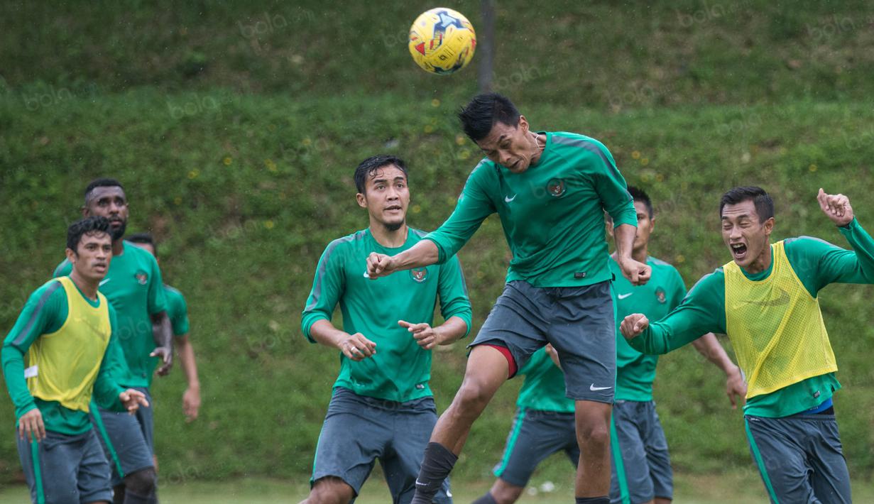 Striker Timnas Indonesia, Lerby Eliandry, menyundul bola saat latihan jalang laga Piala AFF 2016 di Lapangan SPH Sentul, Jawa Barat, Kamis (1/12/2016). Timnas Indonesia akan melawan Vietnam pada Sabtu (3/12) esok. (Bola.com/Vitalis Yogi Trisna)