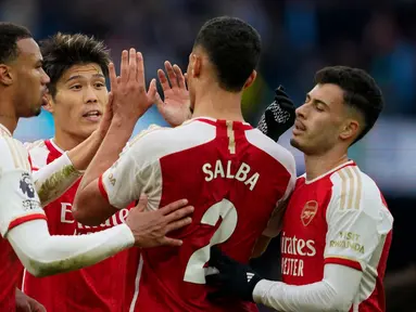 Pemain Arsenal melakukan selebrasi pada akhir pertandingan sepak bola Liga Primer Inggris melawan Manchester City di Stadion Etihad, Manchester, Inggris, Minggu, 31 Maret 2024. (AP Photo/Dave Thompson)