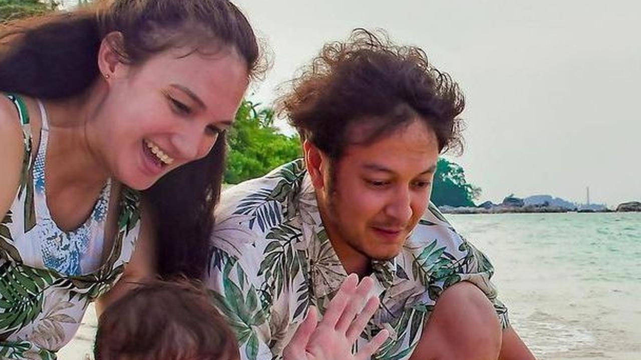 10 Momen Lucu Baby Djiwa Anak Nadine Chandrawinata saat Melepas Tukik ke Laut, Lihat Reaksinya Gemesin Banget!
