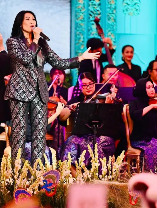 Anggun tampil bergaya semi maskulin dengan setelan jas dan celana bermotif batik Parang berwarna silver [@anggun_cipta]