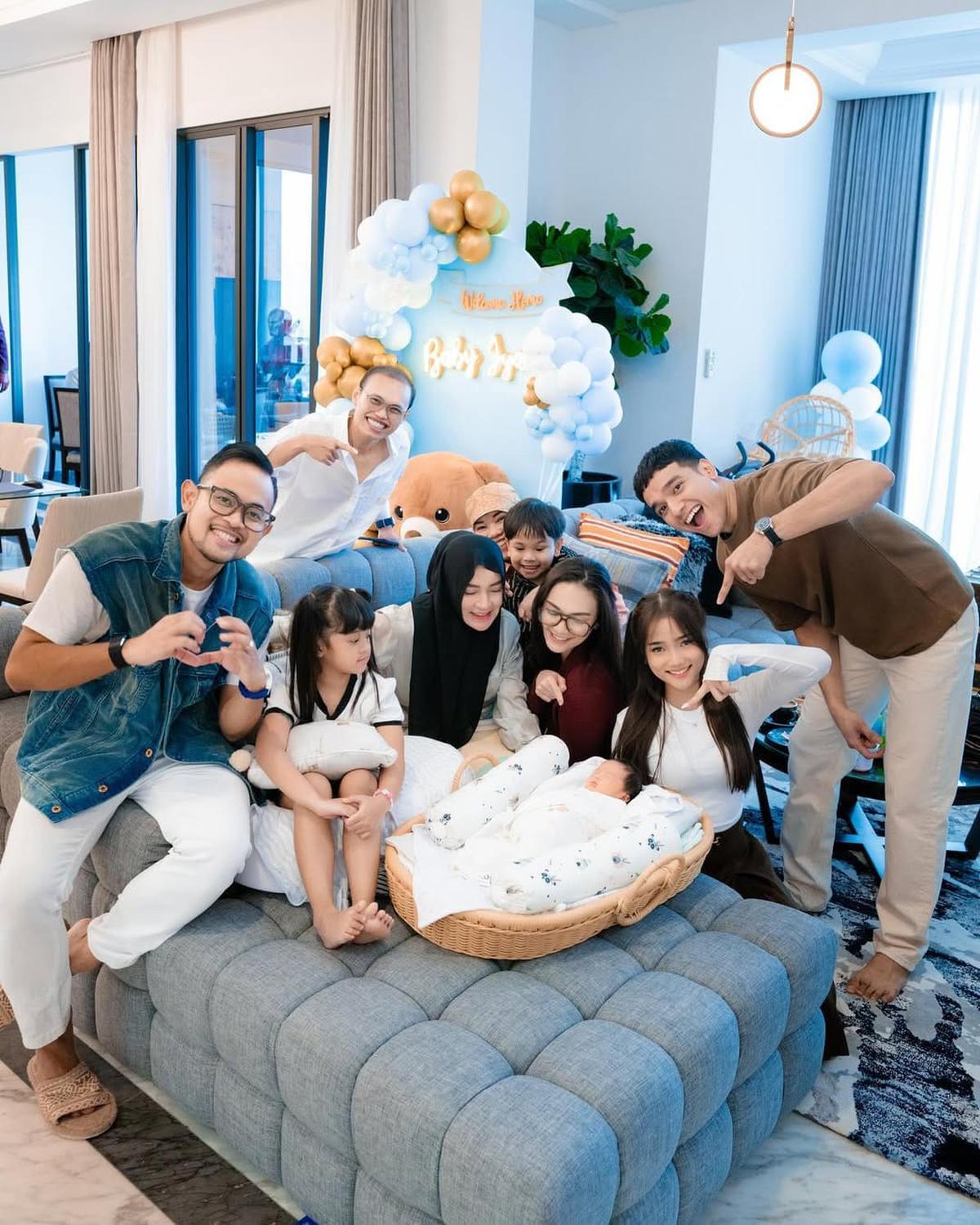 Potret Fuji dan Fadly Faisal Jenguk Baby Jyad, Anak Shandy Purnamasari dan Gilang Juragan99