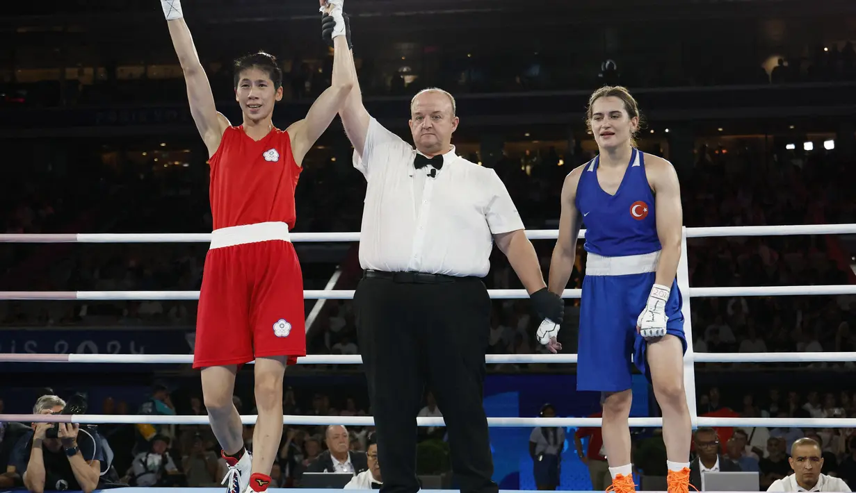 Esra Yildiz sempat berjabat tangan dengan Lin Yu Ting setelah menelan kekalahan. (Peter Cziborra / POOL / AFP)