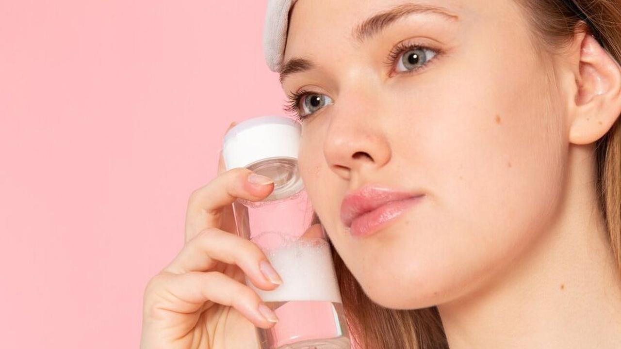 Hydrating toner, juga dikenal sebagai lotion atau skin refresher, membantu mengembalikan kelembapan dan menyeimbangkan pH kulit.