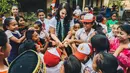 Kebahagiaan bersama anak-anak di 'Taman Bacaan Pelangi' (Liputan6/IG/@chelseaislan)