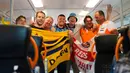 Suporter kedua negara merayakan bersama dengan bendera negara asal mereka dan berpose di kereta api dekat Wattenscheid menjelang pertandingan semifinal antara Belanda dan Inggris di turnamen sepak bola Euro 2024 di Essen, Jerman, Rabu, 10 Juli 2024. (AP Photo/Markus Schreiber)