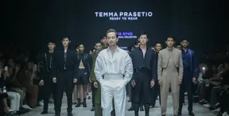 Untuk kedua kalinya dan pertama di Plaza Indonesia Men Fashion Week 2024 menampilkan koleksi Ready To
Wear tanpa sentuhan tenun namun tetap menampilkan inspirasi berpakaian pria dengan siluet yang baru dengan tajuk ‘THE STUD’.