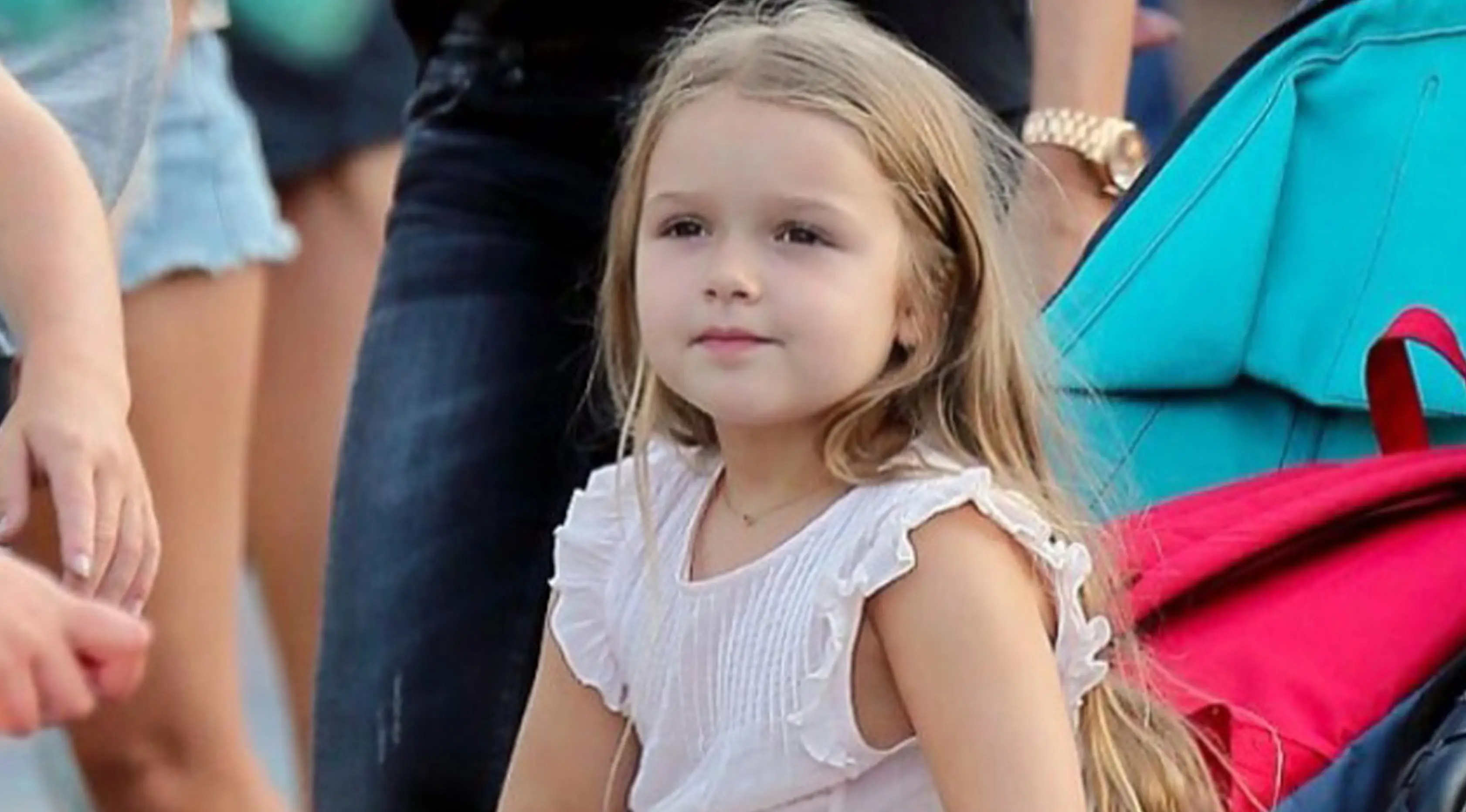 Harper Beckham, gadis imut anak dari pasangan David dan Victoria Beckham menjadi pusat perhatian. Apapun yang dipakai Harper menjadi salah satu acuan para orangtua di Eropa membuat anak mereka untuk tampil modis. (harperbeckhamfashion)