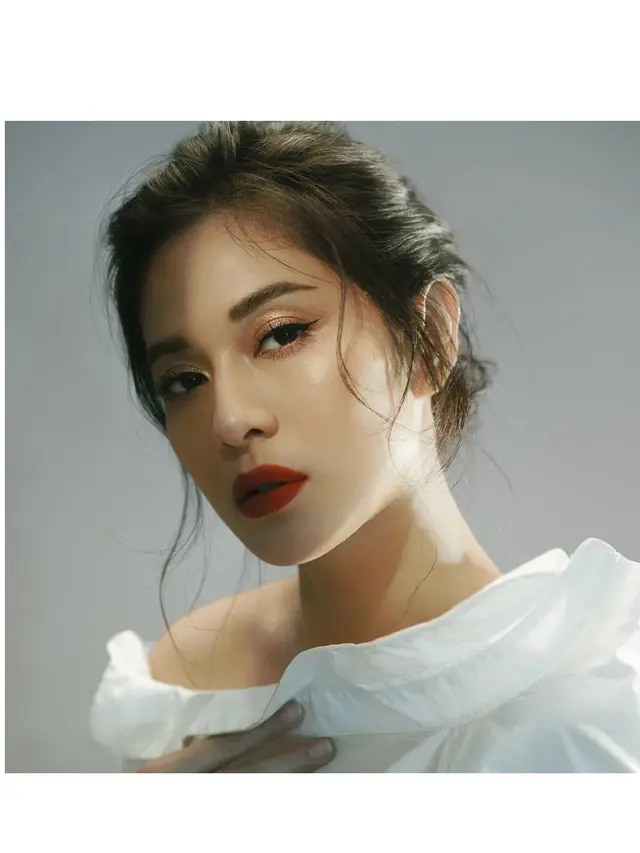 Biasa Natural, 6 Potret Dian Sastro dengan Makeup Tebal Ini Bikin Pangling
