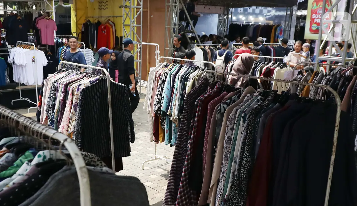 Pengunjung melihat-lihat saat gelaran Jakcloth Year End Sale di Plaza Tenggara GBK Senayan, Jakarta, Kamis (26/12/2019).  Di gelar pada 25-29 Desember 2019, Jakcloth tahun ini menghadirkan 400 clothing line lokal. (Liputan6.com/Angga Yuniar)